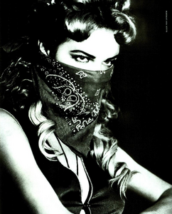 Western_von_Unwerth_Vogue_Italia_April_1992_03.thumb.png.5632022b74640104931686da2966b001.png