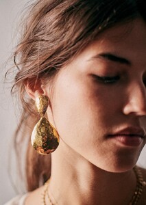 alma-earrings-gold-ttnemh6jqryjfnh7wjgf.jpg