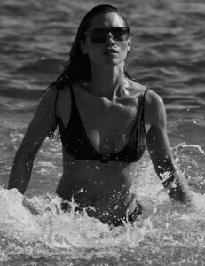 alvaro-beamud-cortes-vogue-spain-hana-jirickova-86aa3bd29b277f6dec1fc6fb2b769b1b9_thumb.jpg