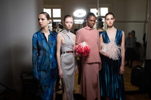 backstage-defile-altuzarra-automne-hiver-2020-2021-paris-coulisses-105.thumb.jpg.5713fc1b6f23cc7fbd054304d152def1.jpg