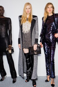 backstage-defile-balmain-printemps-ete-2018-paris-coulisses-114.thumb.jpg.357ac34995a39c64394d2117f9e2337e.jpg