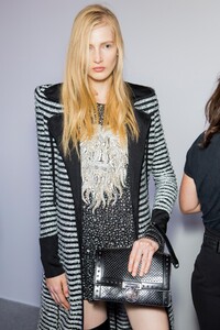 backstage-defile-balmain-printemps-ete-2018-paris-coulisses-123.thumb.jpg.b8dccafa4ae2d7a28bd570c2a1255cad.jpg