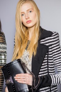 backstage-defile-balmain-printemps-ete-2018-paris-coulisses-124.thumb.jpg.63edc6c224723f54d11d76019e02c6d0.jpg