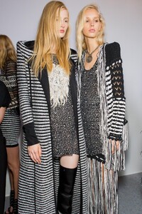 backstage-defile-balmain-printemps-ete-2018-paris-coulisses-127.thumb.jpg.a8e195ef5ed78c280fcab83aba616f86.jpg