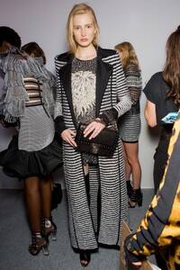 backstage-defile-balmain-printemps-ete-2018-paris-coulisses-131.thumb.jpg.31a3af1b6d5976c21596087368a40cf0.jpg