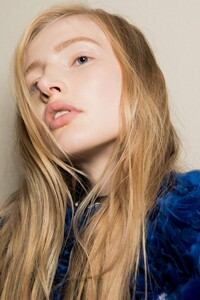 backstage-defile-balmain-printemps-ete-2018-paris-coulisses-19.thumb.jpg.765cd7432c307f521d6d5a42294228c5.jpg