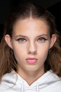 backstage-defile-blumarine-printemps-ete-2020-milan-coulisses-34.thumb.jpg.1235bdbf5352d5981b8f80dd6ff57d57.jpg