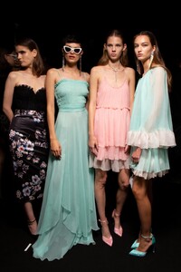 backstage-defile-blumarine-printemps-ete-2020-milan-coulisses-86.thumb.jpg.c5c269fddf38ad3e3508b41c28eb8c37.jpg
