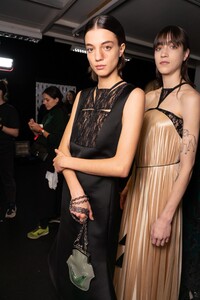 backstage-defile-christopher-kane-automne-hiver-2020-2021-londres-coulisses-63.thumb.jpg.ed8fa5c3c4b90aaf4b5360332eb46e55.jpg