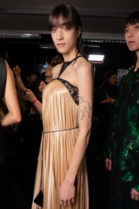 backstage-defile-christopher-kane-automne-hiver-2020-2021-londres-coulisses-64.thumb.jpg.32a8a7c981095b0260bd03370f06c1b1.jpg