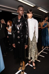 backstage-defile-christopher-kane-automne-hiver-2020-2021-londres-coulisses-93.thumb.jpg.8d6b4f6ff7c7233b716b7d85befa3c42.jpg