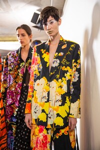 backstage-defile-dries-van-noten-printemps-ete-2020-paris-coulisses-244.thumb.jpg.8cc786107b697d4660f132633eee29a7.jpg