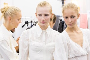 backstage-defile-emanuel-ungaro-printemps-ete-2018-paris-coulisses-146.thumb.jpg.062eae7058984caefb7f01fdcfa815a7.jpg