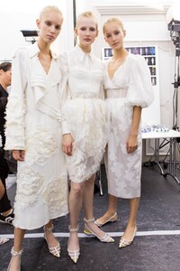 backstage-defile-emanuel-ungaro-printemps-ete-2018-paris-coulisses-147.thumb.jpg.6dfb3f367bd3fce642f6434eaa0192be.jpg