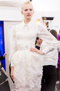 backstage-defile-emanuel-ungaro-printemps-ete-2018-paris-coulisses-27.thumb.jpg.c3e3b89ff899fce063e7f6f313861cd3.jpg