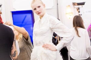 backstage-defile-emanuel-ungaro-printemps-ete-2018-paris-coulisses-28.thumb.jpg.647e4129f4b160a3ec8c2dd072cc4007.jpg