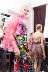 backstage-defile-emanuel-ungaro-printemps-ete-2018-paris-coulisses-54.thumb.jpg.1411ff51a8c32730e3d4b600568cd2e7.jpg