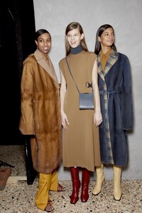 backstage-defile-gabriele-colangelo-automne-hiver-2019-2020-milan-coulisses-40.thumb.jpg.754b116a106d333ffa0267f7fe73d733.jpg