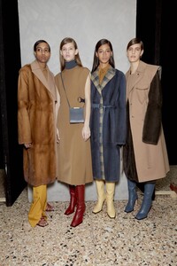 backstage-defile-gabriele-colangelo-automne-hiver-2019-2020-milan-coulisses-41.thumb.jpg.1fb2f008dfc6005f02c016cdb0f52b0a.jpg