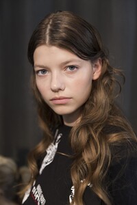 backstage-defile-giambattista-valli-automne-hiver-2018-2019-paris-coulisses-10.thumb.jpg.f88f1c0201b5e13ad6b16bf0625c3d43.jpg