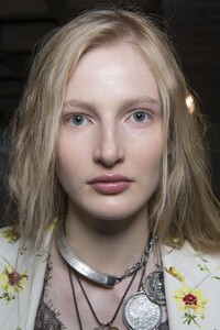 backstage-defile-giambattista-valli-printemps-ete-2018-paris-coulisses-123.thumb.jpg.655689336bc3f8544863c8d6fb66f1f3.jpg