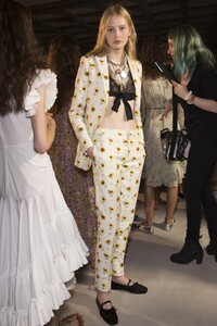 backstage-defile-giambattista-valli-printemps-ete-2018-paris-coulisses-162.thumb.jpg.f325dfca87d9210672229176f27d13dd.jpg