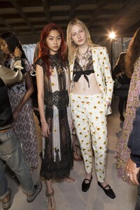 backstage-defile-giambattista-valli-printemps-ete-2018-paris-coulisses-165.thumb.jpg.7d1aa577be9b0b520b241f010621f460.jpg