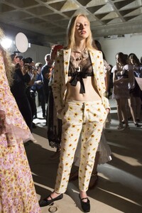 backstage-defile-giambattista-valli-printemps-ete-2018-paris-coulisses-184.thumb.jpg.51dbad1d5f5782102cdd5bce5ca0e1a2.jpg