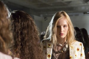 backstage-defile-giambattista-valli-printemps-ete-2018-paris-coulisses-187.thumb.jpg.41450b2f5e5498553ddedf3d47557579.jpg