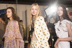 backstage-defile-giambattista-valli-printemps-ete-2018-paris-coulisses-48.thumb.jpg.d2c9f887eeed20b474d10266a8d0a730.jpg