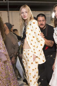 backstage-defile-giambattista-valli-printemps-ete-2018-paris-coulisses-49.thumb.jpg.681f105c4f6f81eb6d87f2a67328ea6e.jpg