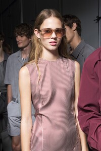 backstage-defile-hugo-boss-printemps-ete-2019-new-york-coulisses-100.thumb.jpg.2e4c1bba7a6995e291518f29beef8653.jpg