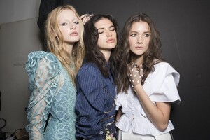backstage-defile-jill-stuart-printemps-ete-2018-new-york-coulisses-56.thumb.jpg.61cde415887ed3c0d3732cf03d6587fc.jpg