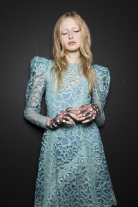backstage-defile-jill-stuart-printemps-ete-2018-new-york-coulisses-71.thumb.jpg.b708993861c4bc8537bfe9701f7168c1.jpg