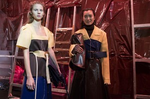 backstage-defile-marni-automne-hiver-2018-2019-milan-coulisses-110.thumb.jpg.c5aae9ebf6b7c5b1f24f712466f69c47.jpg