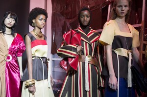 backstage-defile-marni-automne-hiver-2018-2019-milan-coulisses-112.thumb.jpg.2aed2c440ec0080fba7f3b4820d5a370.jpg