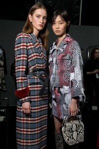 backstage-defile-maryling-automne-hiver-2019-2020-milan-coulisses-56.thumb.jpg.333abbe6229f4cffae0b588de0462be7.jpg