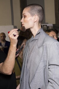 backstage-defile-max-mara-printemps-ete-2019-milan-coulisses-190.thumb.jpg.f6866f3638665c5b40dcdcdc4f5b8f07.jpg