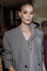 backstage-defile-max-mara-printemps-ete-2019-milan-coulisses-83.thumb.jpg.126013f619fe0bb938b816aba239380d.jpg