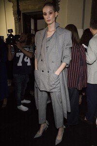 backstage-defile-max-mara-printemps-ete-2019-milan-coulisses-84.thumb.jpg.ac0903c9ff1aa9d5ce58a2607c6bfec8.jpg