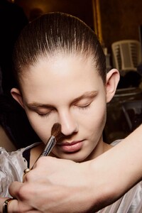 backstage-defile-olivier-theyskens-automne-hiver-2019-2020-paris-coulisses-71.thumb.jpg.359a3861904b43a7767d9a4cf797e35a.jpg