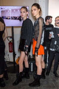 backstage-defile-olivier-theyskens-printemps-ete-2019-paris-coulisses-106.thumb.jpg.2ead1f13736bb91822b422efd90c201c.jpg