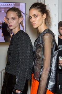 backstage-defile-olivier-theyskens-printemps-ete-2019-paris-coulisses-107.thumb.jpg.17c12f866233528c24eb11cf161b1a06.jpg