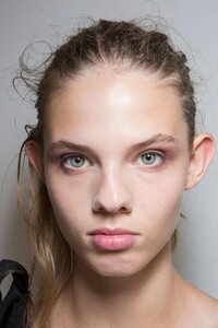 backstage-defile-olivier-theyskens-printemps-ete-2019-paris-coulisses-48.thumb.jpg.b3edeb3e8db294b933ccc24dcb1d6d00.jpg