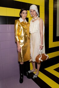 backstage-defile-prada-printemps-ete-2020-milan-coulisses-69.thumb.jpg.2a8754506c510fd0fccce5250568f09b.jpg