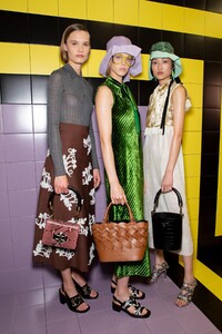 backstage-defile-prada-printemps-ete-2020-milan-coulisses-73.thumb.jpg.26fa504ad92913e8ffd8554aa6aa4359.jpg