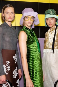 backstage-defile-prada-printemps-ete-2020-milan-coulisses-74.thumb.jpg.997ddab4ea8f357f306c4dd618cee85b.jpg