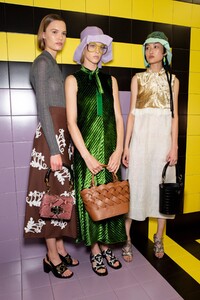 backstage-defile-prada-printemps-ete-2020-milan-coulisses-75.thumb.jpg.acc4ef8f63175c0bcdc0a3d34b1a27bb.jpg