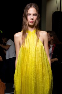 backstage-defile-rochas-printemps-ete-2020-paris-coulisses-72.thumb.jpg.ff08df2d94ea7c9715be2fb2292cf918.jpg
