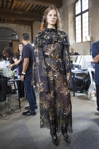 backstage-defile-rodarte-printemps-ete-2018-paris-coulisses-119.thumb.jpg.71d968f71a92efd9fcefaae3e7f41a31.jpg